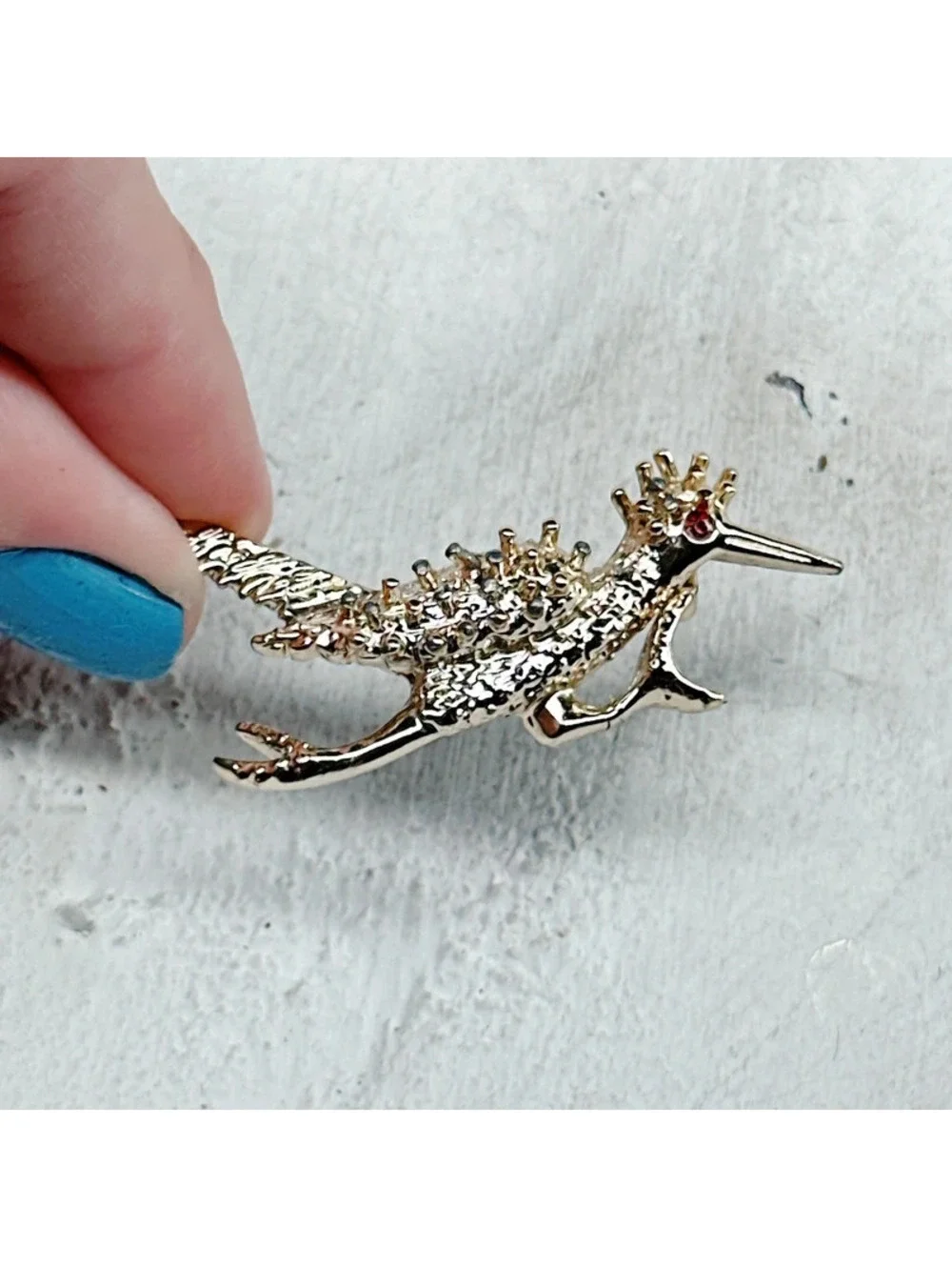 862mc. Goldtone Roadrunner Brooch Preloved